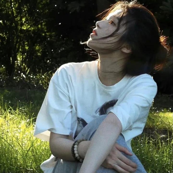 蓝色嘴巴的脸
